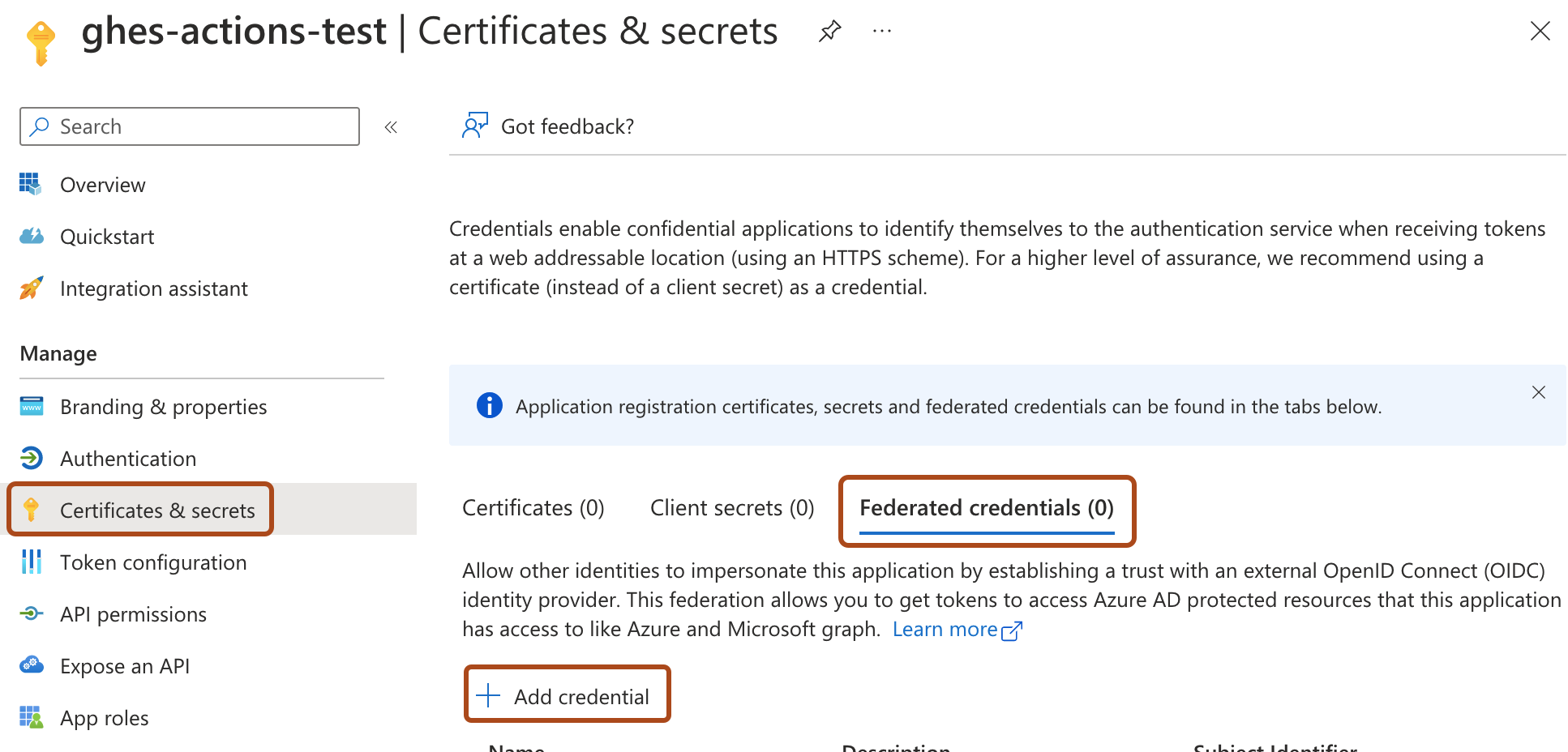 Entra ID の [フェデレーション認証情報] ページのスクリーンショット。 [証明書とシークレット] タブ、[フェデレーション資格情報] タブ、および [資格情報の追加] ボタンがオレンジ色のアウトラインで強調表示されています。