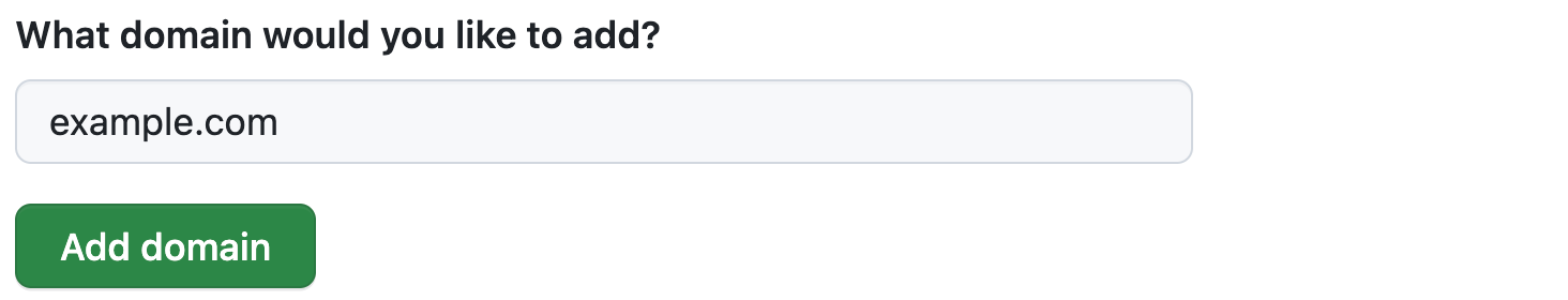 Screenshot eines Textfelds zum Hinzufügen einer verifizierten Domäne in GitHub Pages, ausgefüllt mit „example.com“. Unter dem Text befindet sich eine grüne Schaltfläche mit der Bezeichnung „Domäne hinzufügen“.