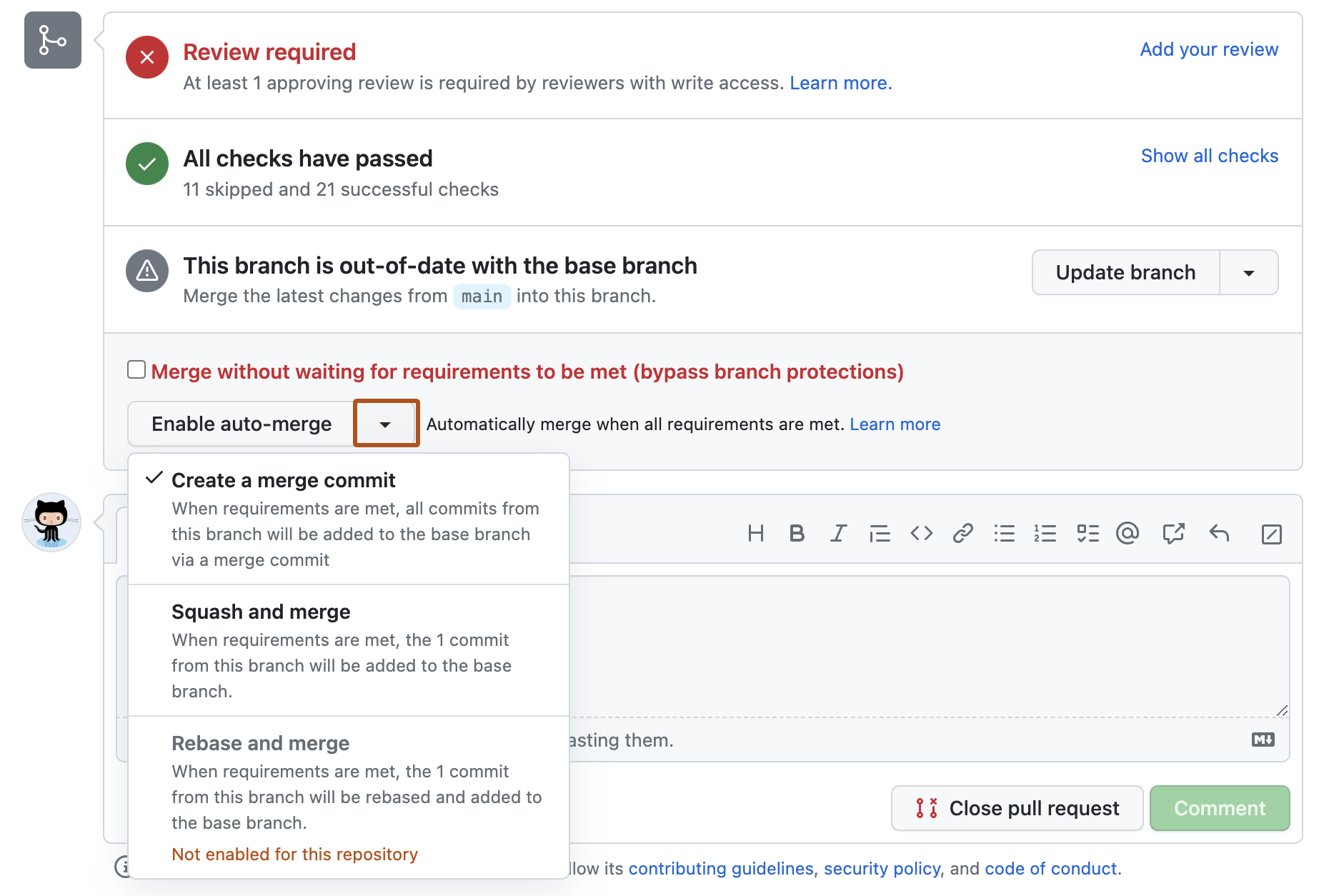 pull request のマージ ボックスのスクリーンショット。 下向きの三角形のラベルが付いたドロップダウン メニューが、濃いオレンジ色の枠線で囲まれています。