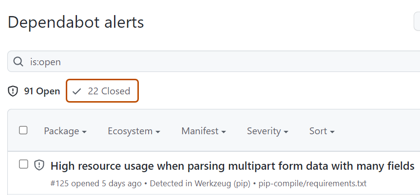“닫힘" 탭이 짙은 주황색 윤곽선으로 강조 표시되어 Dependabot alerts 목록을 보여주는 스크린샷