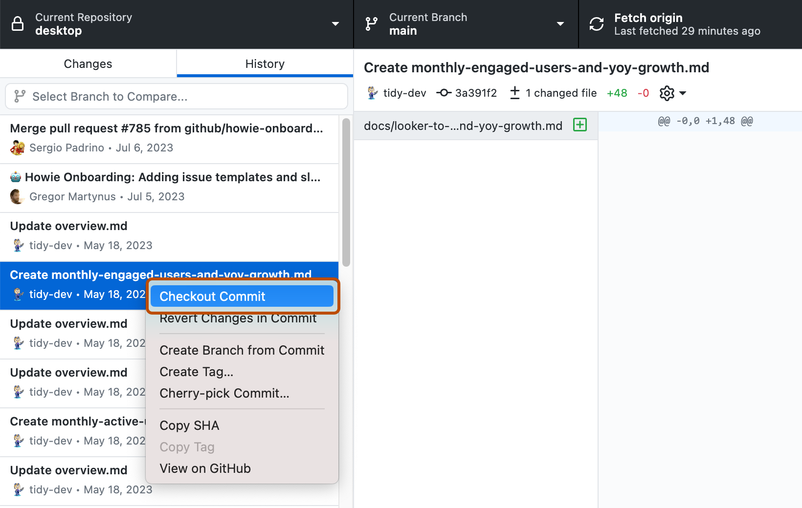 Capture d’écran d’une liste de commits sous l’onglet « Historique ». En regard d’une commit, dans un menu contextuel, l’option « Extraction d’un commit » est mise en surbrillance avec un contour orange.