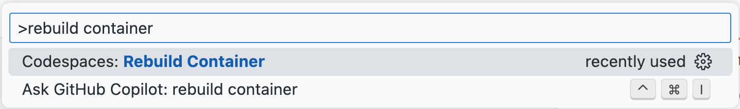 Screenshot der Befehlspalette mit dem Suchtext „rebuild“ und der Option „Codespaces: Container neu erstellen“.