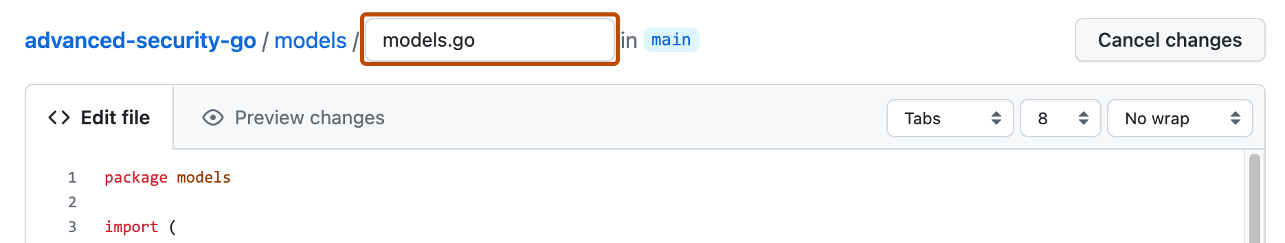 Captura de tela que mostra um arquivo de repositório aberto para edição no navegador da Web. O campo de nome do arquivo está ativo e realçado com um contorno laranja escuro.