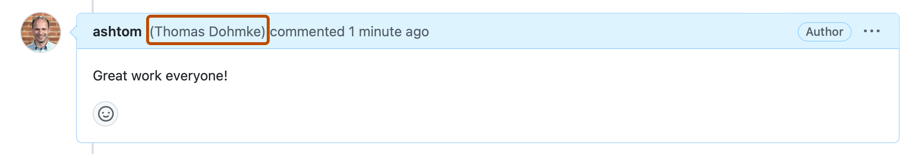Screenshot eines Issuekommentars, in der Kopfzeile steht „ashtom (Thomas Dohmke) hat vor 1 Minute kommentiert“, wobei „(Thomas Dohmke)“ dunkelorange umrandet ist.