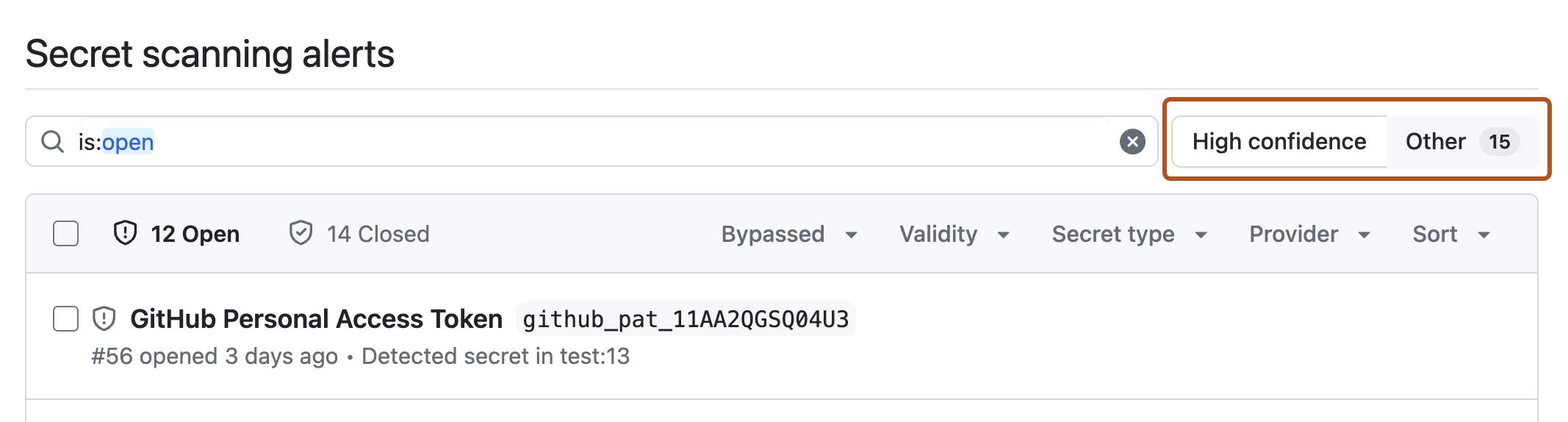 Capture d'écran de l'affichage des alertes secret scanning. Le bouton permettant de basculer entre les alertes « Haut niveau de confiance » et « Autres » est mis en surbrillance avec un contour orange.