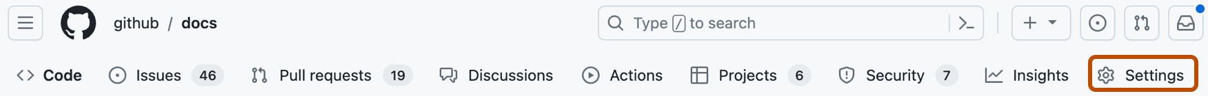 GitHub 存储库中的选项卡的屏幕截图。 “设置”选项以深橙色标出。