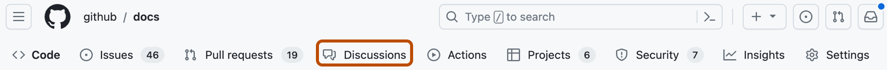 Screenshot der Registerkarten in einem GitHub-Repository. Die Option „Diskussionen“ ist in dunklem Orange eingerahmt.