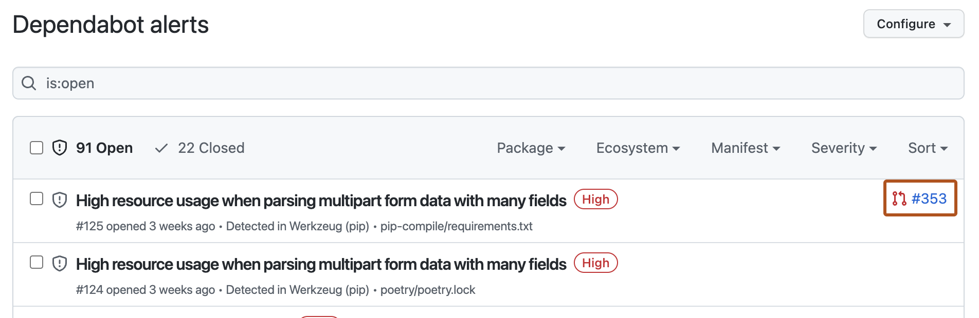 Captura de pantalla de la vista Dependabot alerts, que muestra dos alertas. En el lado derecho de una alerta, se resalta un vínculo a una solicitud de incorporación de cambios, titulada "#353", con un contorno naranja.