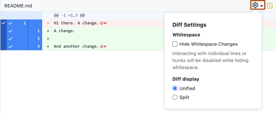 Screenshot der Diff-Ansicht einer README-Datei. Ein Zahnradsymbol über einer erweiterten Dropdownliste mit den Einstellungen „Leerraum“ und „Diff-Ansicht" ist orange umrandet.