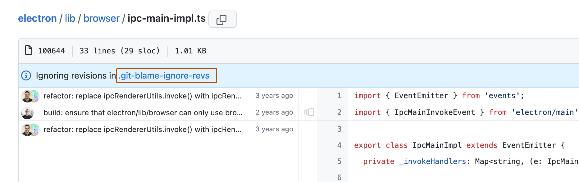 "ipc-main-internal.ts" ファイルの Blame ビューのスクリーンショット。 情報が "Ignoring revisions in .git-blame-ignore-revs" であることが青のバナーからわかります。 .git-blame-ignore-revs ファイルのリンクが濃いオレンジ色で囲まれています。