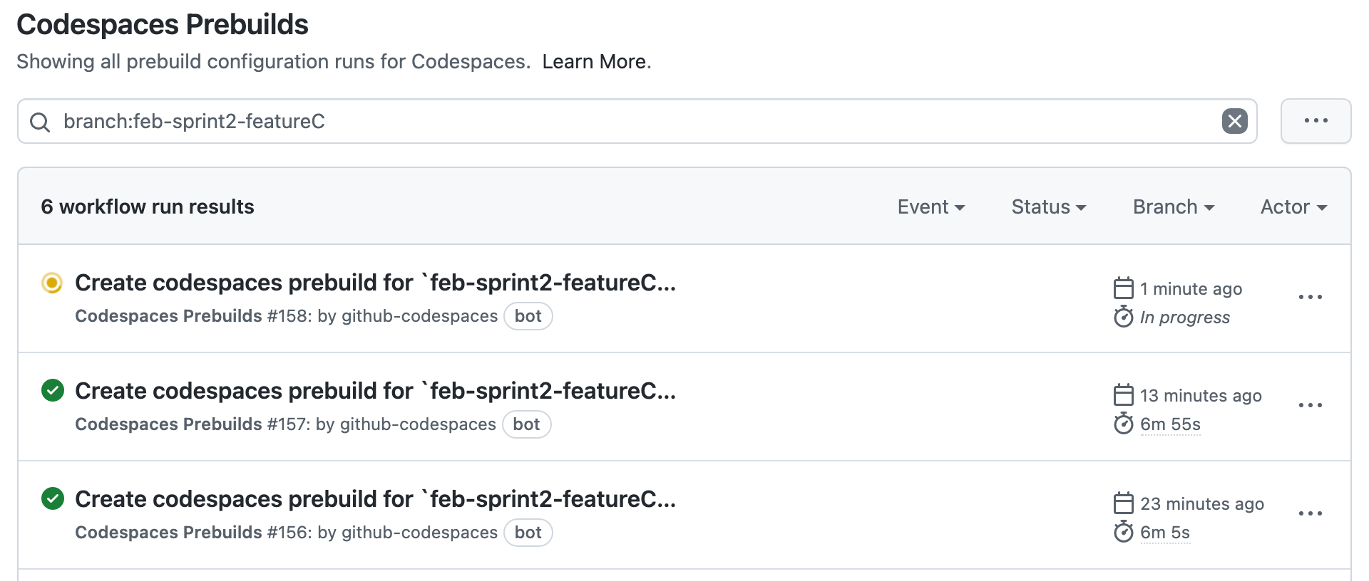 Screenshot: Liste „Codespaces-Prebuilds“ mit Ausführungsverlauf für Prebuildworkflows